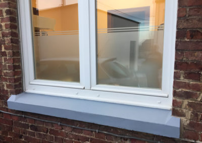Pose de vinyle sablé sur fenêtre