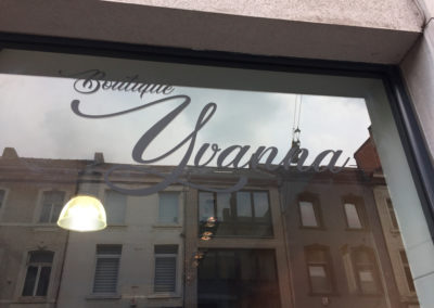 Lettrage de vitrine pour la boutique Yvanna à Charleroi