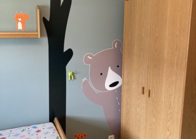 Pose de stickers dans une chambre d'enfant